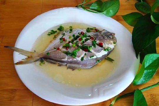 Cho dù bạn hấp loại cá nào đi nữa, sẽ vô ích nếu hấp trực tiếp trong nồi. Làm tốt khâu then chốt này, cá chín mềm và không có mùi hôi