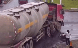Ngã vào gầm xe bồn, thanh niên có pha lật người đánh bại 'thần chết' trong tích tắc