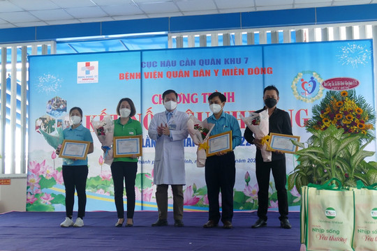 Bệnh viện Quân dân y miền Đông trao hơn 300 suất ăn và quà cho bệnh nhân khó khăn
