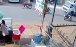 2 'ma men' tông xe máy trực diện đầu ô tô tải, hiện trường gây ám ảnh