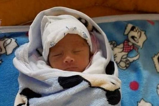  Phát hiện bé gái sơ sinh bị bỏ rơi trước cổng chùa lúc rạng sáng