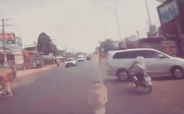 Tông vào đuôi ô tô, thanh niên ngã đập mặt xuống đường, bất tỉnh tại chỗ
