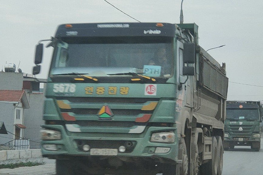 Gia Lâm (Hà Nội): “Đội quân” xe tải hoành hành, lực lượng chức năng biết nhưng “bó tay”
