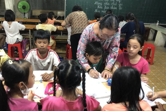 Lớp học nghĩa tình của “bà ngoại” tại xóm nghèo quận 2