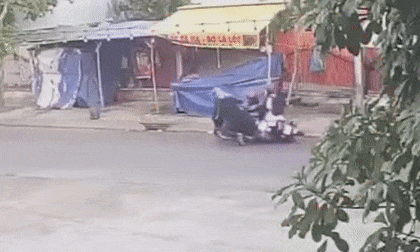 Bị giật điện thoại,  nữ sinh quyết liệt chống trả hai tên cướp khiến chúng phải bỏ chạy