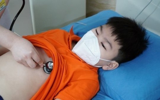 Bé trai sốc phản vệ sau khi ngậm thuốc chữa ho
