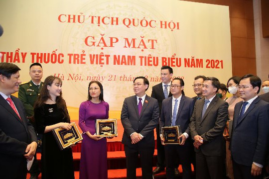 Chủ tịch Quốc hội Vương Đình Huệ gặp mặt Thầy thuốc trẻ Việt Nam tiêu biểu năm 2021
