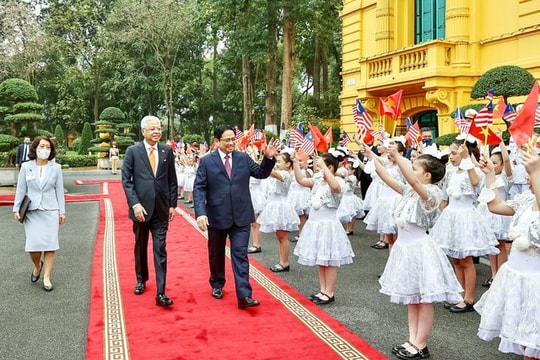 Thủ tướng Phạm Minh Chính đón, hội đàm với Thủ tướng Malaysia