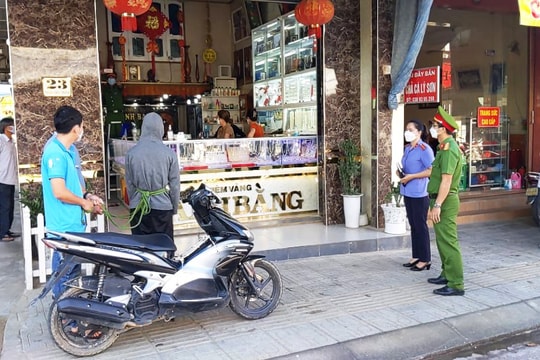 Bắt kẻ cướp giật ở tiệm vàng để lấy tiền trả nợ