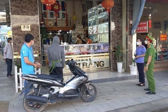 Quảng Nam: Bắt giữ đối tượng vờ hỏi mua vàng để cướp