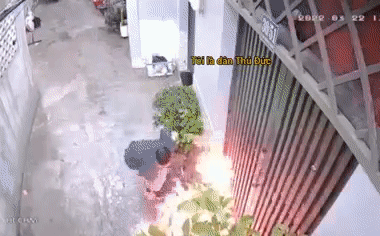 Em họ táo tợn tưới xăng châm lửa đốt nhà người thân giữa ban ngày