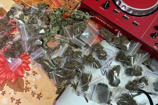 Tự bào chế ma túy để sử dụng, bán và tặng bạn bè