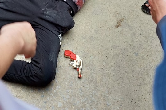 Tóm gọn đối tượng mang súng giả đi cướp tiệm vàng