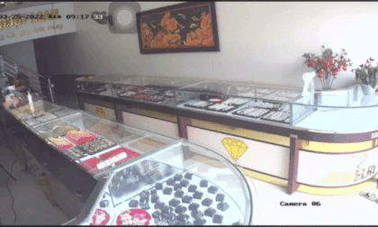 Cầm dao và súng nhựa vào cướp tiệm vàng, nam thanh niên bị vợ chồng chủ tiệm đuổi chạy trối chết