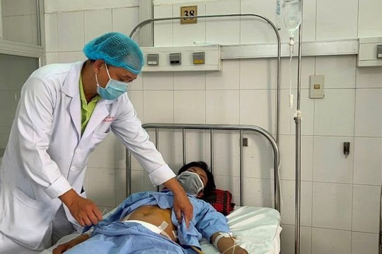 Tụ sỏi nặng 300gr vì bỏ quên ống thông trong niệu quản 5 năm