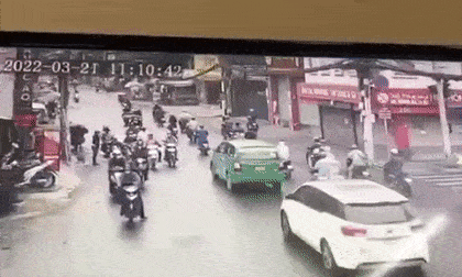 Truy đuổi cướp bị xịt hơi cay, đôi nam nữ ngã nhào ra đường bất tỉnh