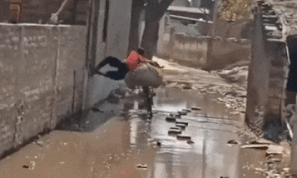 'Người nhện' dắt xe qua đường ngập nước khiến dân tình tròn mắt, trầm trồ