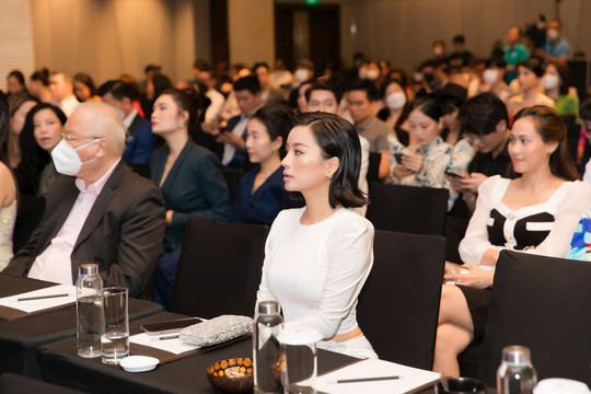 Vóc dáng cân đối “hút mắt” của NTK Thuỳ Vic tại họp báo Hoa hậu các dân tộc Việt Nam 2022