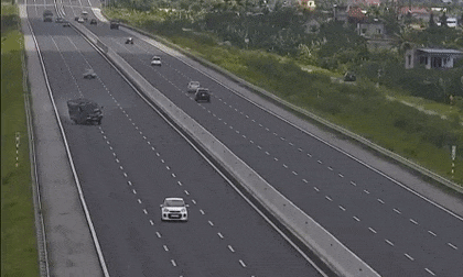 Xe tải nổ lốp lộn vòng trên đường cao tốc, tài xế may mắn thoát nạn khó tin