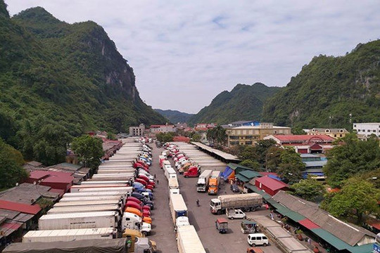 Lạng Sơn: Nườm nượp xe đổ dồn qua cửa khẩu phụ Tân Thanh
