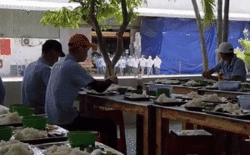Cảnh công nhân xí nghiệp 'chạy đua' giờ cơm trưa khiến dân mạng tưởng đâu đang chạy giải marathon mở rộng