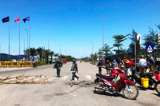 Quảng Ngãi: Người dân bức xúc chặn cổng nhà máy thép Hòa Phát Dung Quất