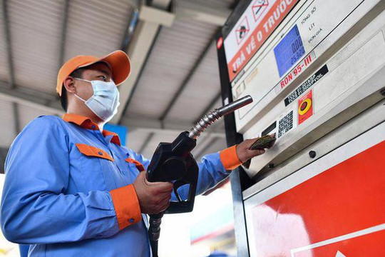 Giảm thuế môi trường, giá xăng giảm 2.200 đồng/lít