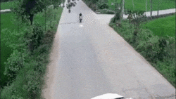 PKL phóng như bay trên đường làng, nam biker lao thẳng vào đầu ôtô