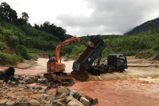 Một người bị nước lũ cuốn mất tích