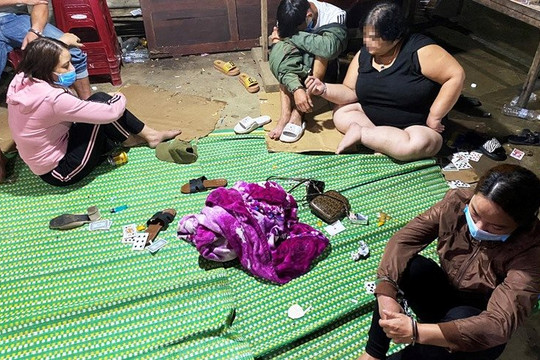 Bắt sòng bạc của “quý bà” hoạt động tại các…đám tang