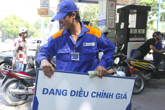 Giá xăng giảm hơn 1.000 đồng mỗi lít, dầu tăng giá mạnh