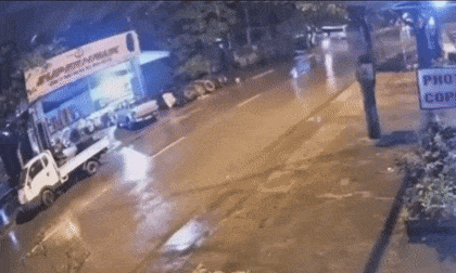 Phóng như bay trên đường trơn trượt, nam thanh niên chạy xe máy tông vào đuôi xe tải tử vong tại chỗ