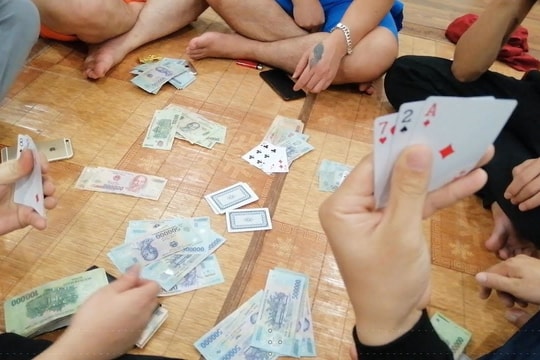 Ăn nhậu rồi đánh bạc, 8 bị cáo vướng vòng lao lý