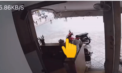 Hai cô gái 'bay' vào quán cà phê sau va chạm giao thông, hành động sau đó của tài xế gây tai nạn khiến dân mạng phẫn nộ