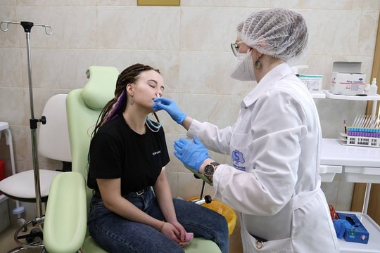 Tin vắn thế giới ngày 3/4: Nga đăng ký vaccine ngừa COVID-19 xịt mũi đầu tiên trên thế giới