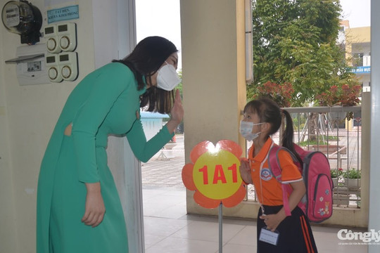 Niềm vui của cô trò khi được gặp nhau tại trường