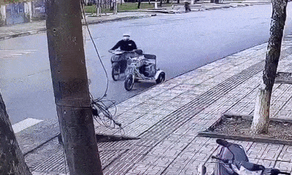 Nam thanh niên cướp điện thoại và tiền của người bán vé số ngồi xe lăn