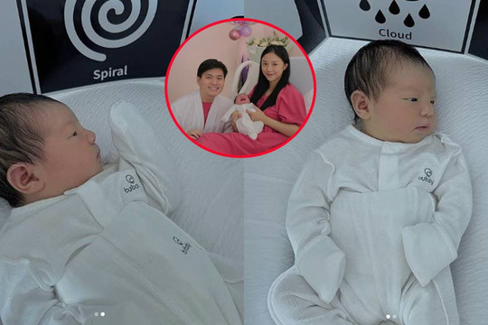 Khoảnh khắc đáng yêu của con gái Salim tròn 4 ngày tuổi, phụ huynh 'lầy lội' bắt nhóc tì học bài