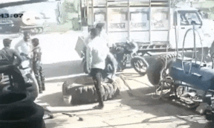 Lốp ô tô bất ngờ phát nổ, hai thanh niên bị thổi bay lên không trung