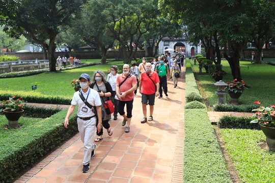 Hà Nội mở cửa trở lại hoạt động du lịch, đón khách quốc tế