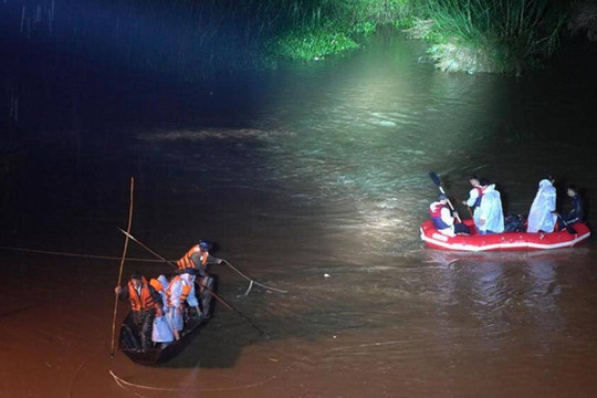 Ba học sinh đuối nước thương tâm khi đi bắt ốc