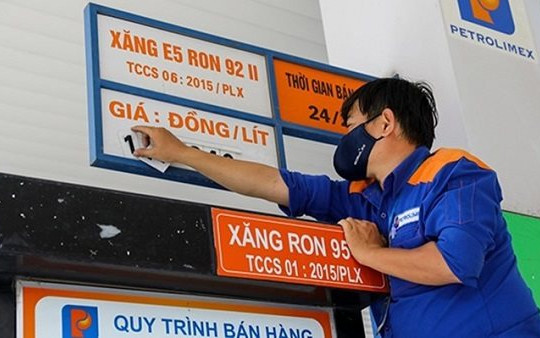 Giá xăng giảm hơn 800 đồng/lít