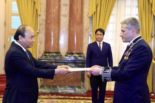 Chủ tịch nước Nguyễn Xuân Phúc tiếp Đại sứ Belarus và Ai Cập trình Quốc thư