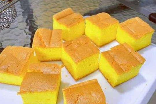 Bánh bông lan bí đỏ ngọt và bông xốp, bé ăn hoài không chán