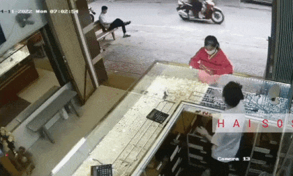 Vụ cướp tiệm vàng hi hữu khiến dân mạng bật cười vì hành động của nữ thủ phạm