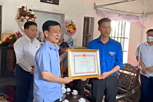 Nam Định: Trao Bằng khen của Thủ tướng Chính phủ cho nam thanh niên dũng cảm cứu người