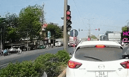 Sang đường thiếu quan sát, hai người đi xe máy bị ô tô tải tông bay