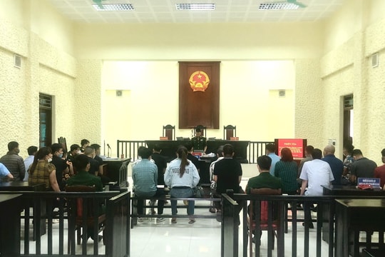 Tổ chức đánh bạc và đánh bạc, hơn 20 bị cáo lĩnh án