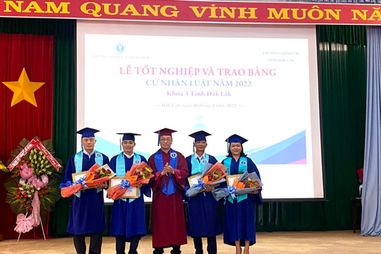 Đại học Luật TPHCM trao bằng cử nhân Luật cho 100 cán bộ cấp xã, phường Đắk Lắk