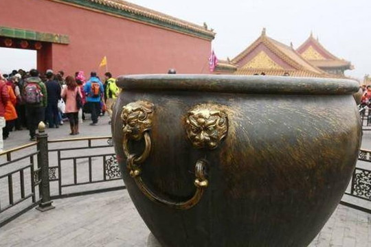 Tại sao những người giàu có thời cổ đại đặt rất nhiều bồn nước trước cửa nhà, và chúng được sử dụng để làm gì?